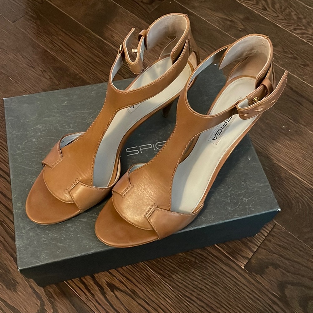 Via Spiga Tan Open Toe low Heels-Used but still in very good condition. Size 8.5